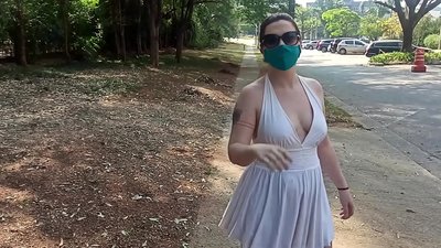 buligir umum: budak awéwé ti Rusia nyobian nyandak bajuna di jalan Rio de Janeiro. Manehna ampir ditéwak.